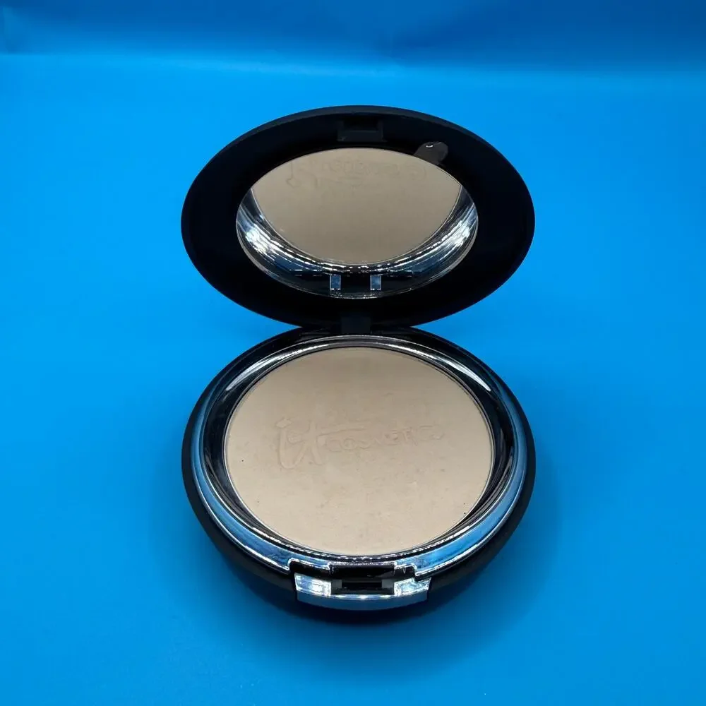 It Cosmetics Full Coverage Anti Aging Hydrating Powder Foundation in Fair